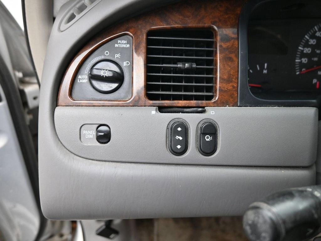 Used 2002 Lincoln Town Car Signature image 12