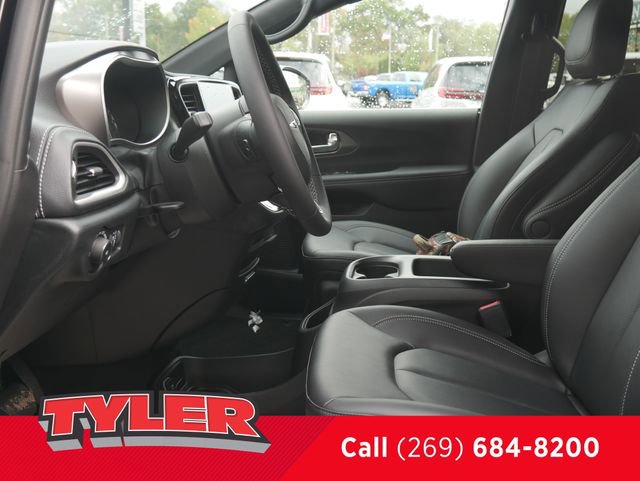 New 2026 Chrysler Pacifica Select AWD/4WD image 35