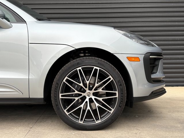 Certified 2025 Porsche Macan image 11
