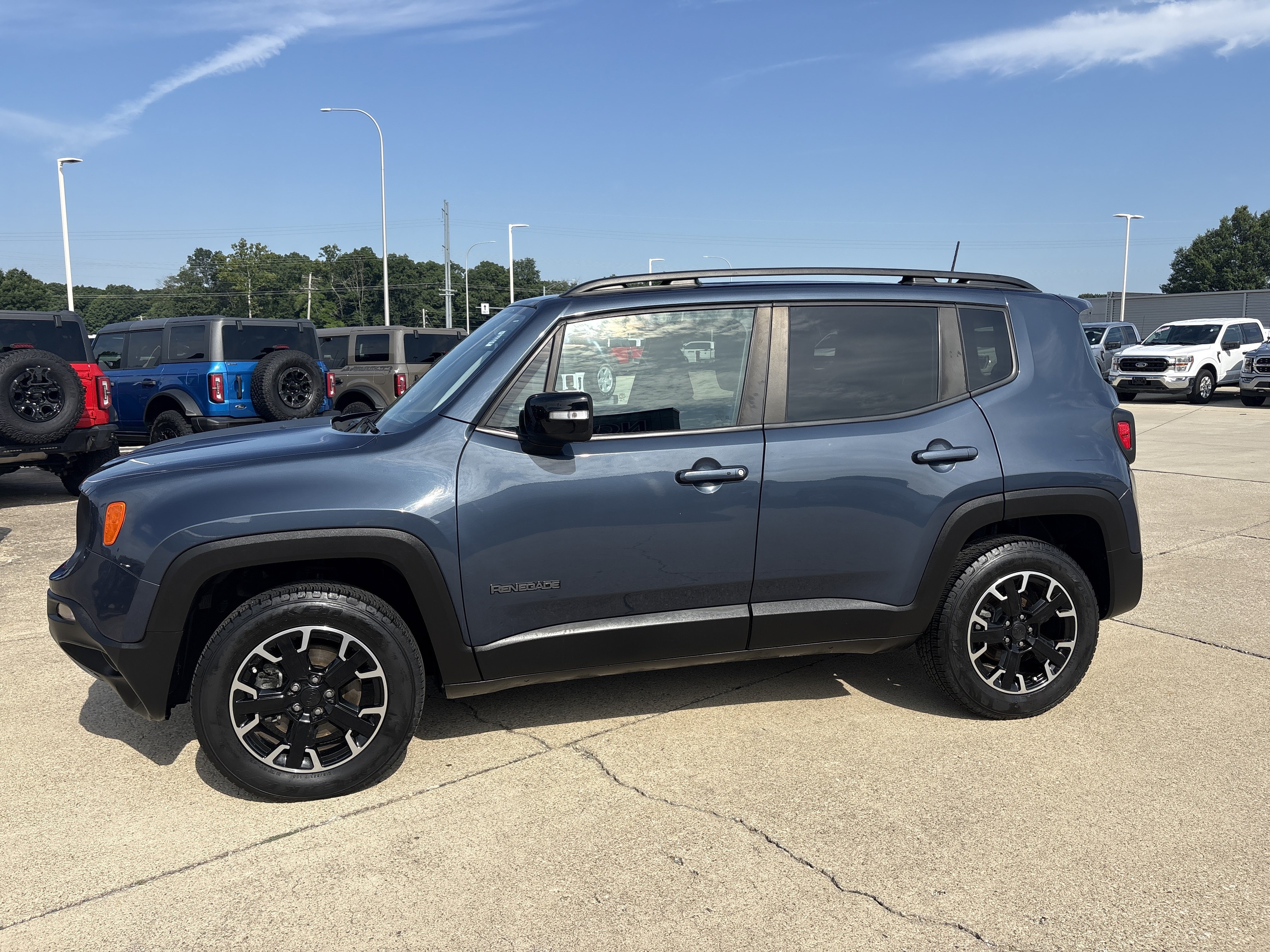 Used 2023 Jeep Renegade Latitude AWD/4WD image 3