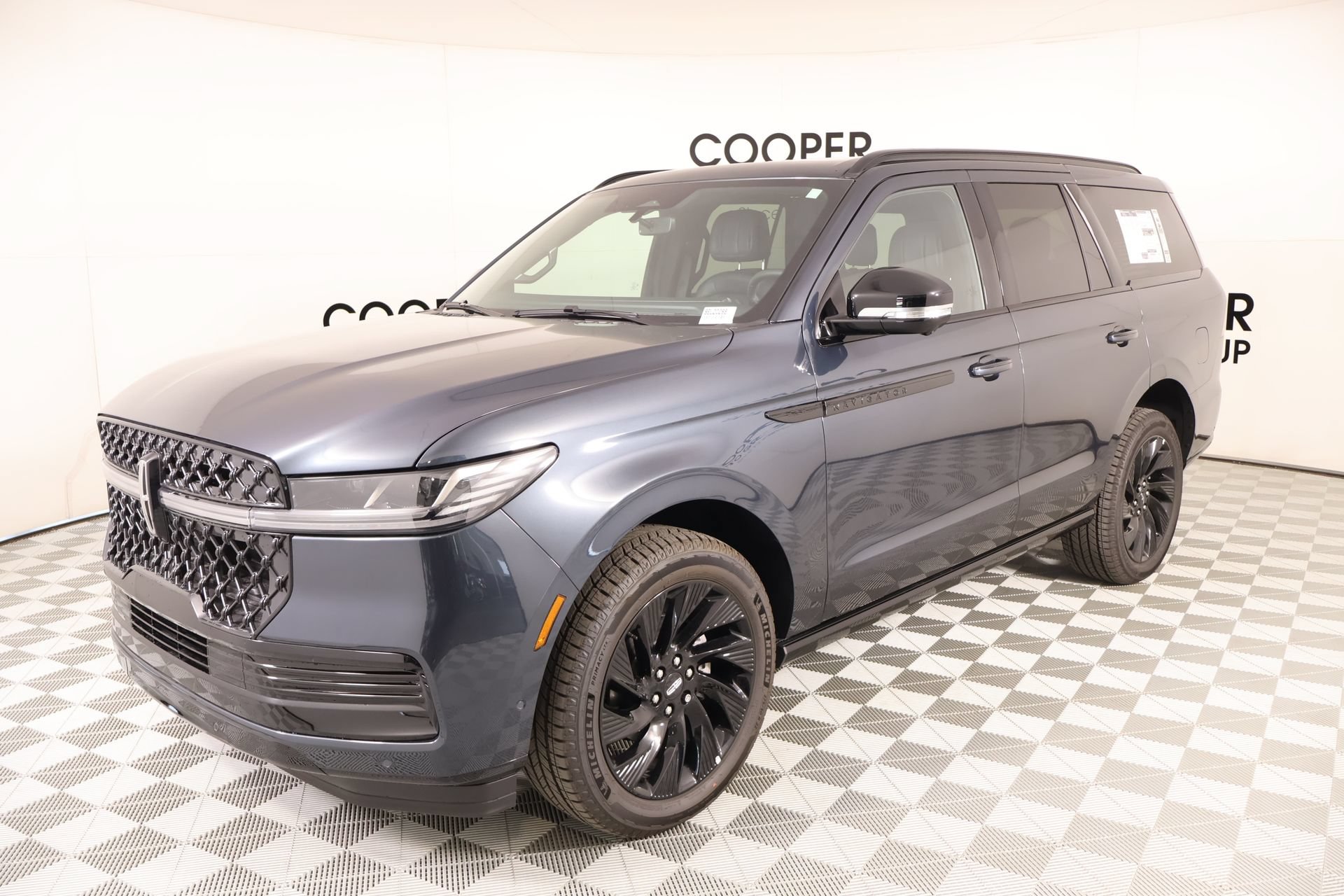 New 2025 Lincoln Navigator Reserve w/ Jet Appearance Package AWD/4WD image 11