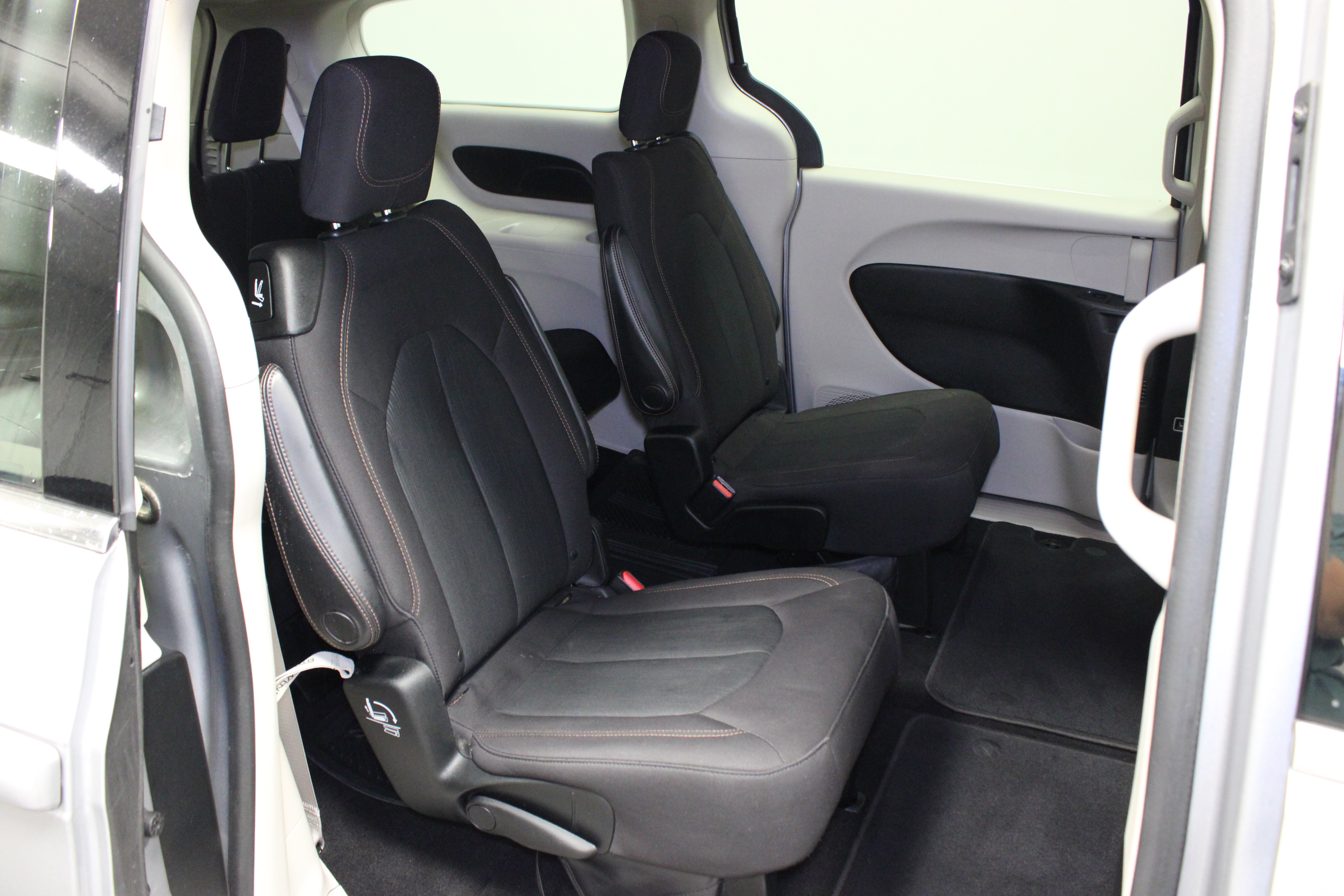 Used 2017 Chrysler Pacifica LX FWD image 14