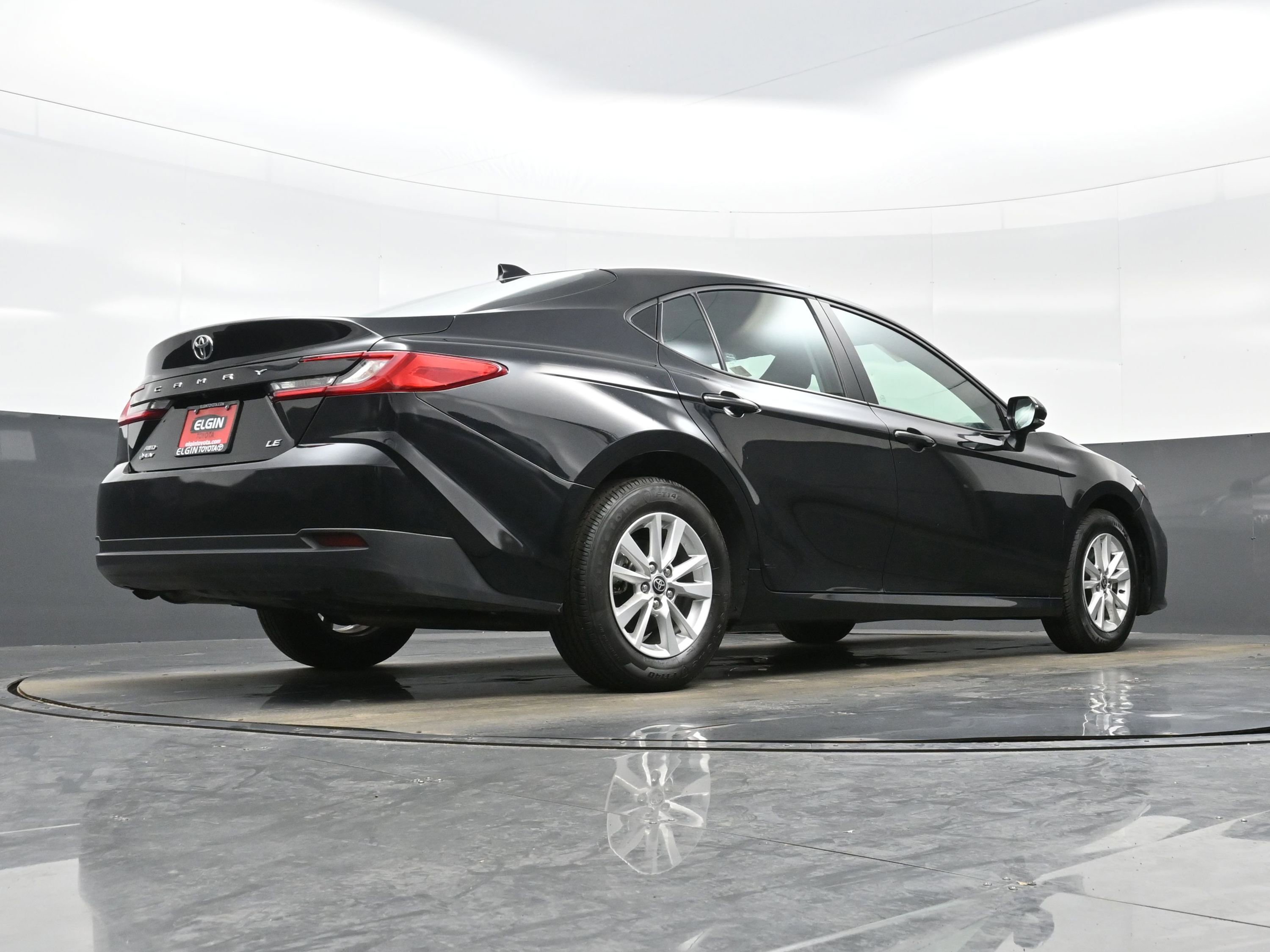 Used 2025 Toyota Camry LE w/ Convenience Package image 32