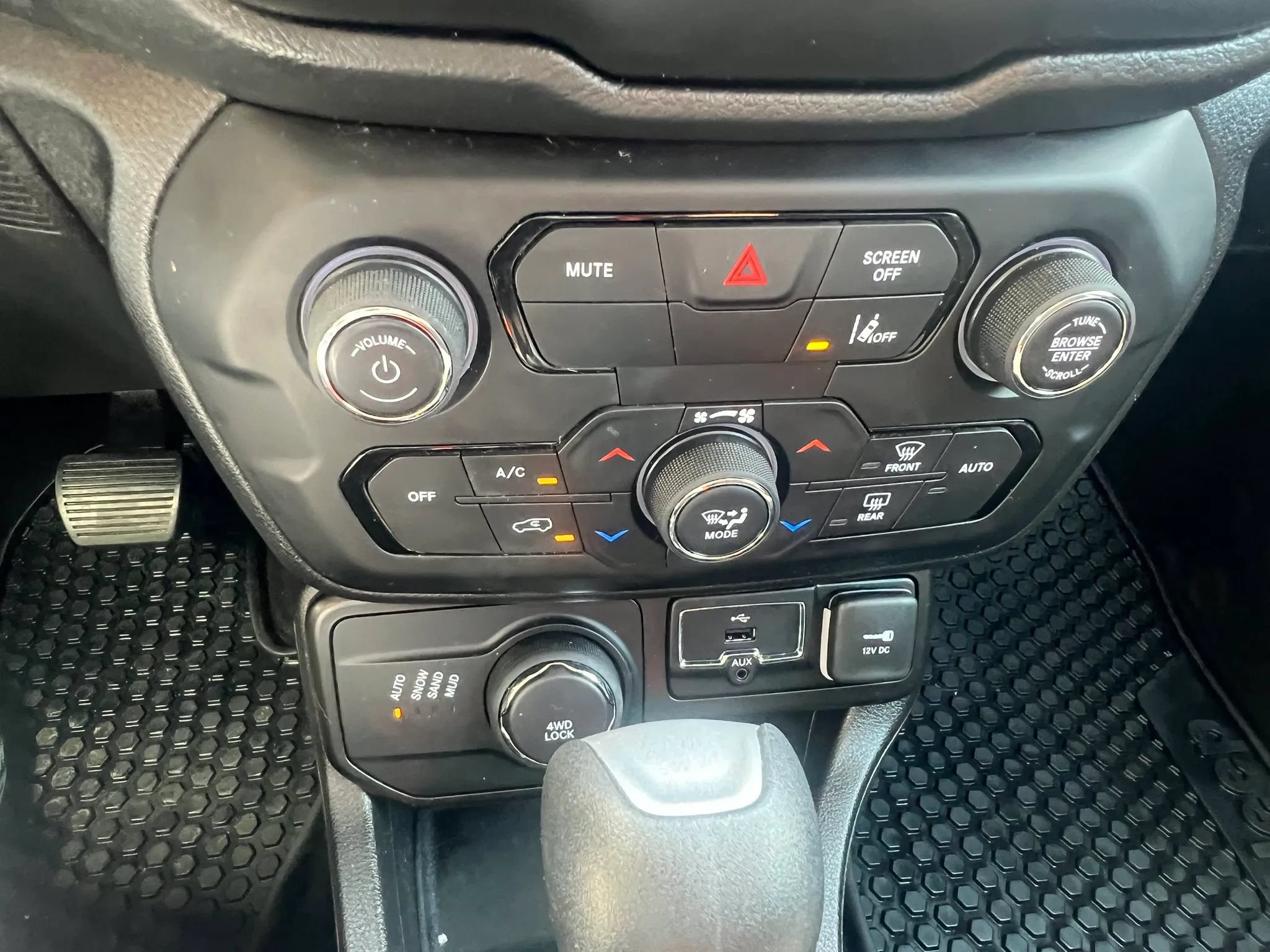 Used 2022 Jeep Renegade Latitude AWD/4WD image 24