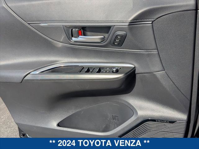 Used 2024 Toyota Venza Limited AWD/4WD image 10