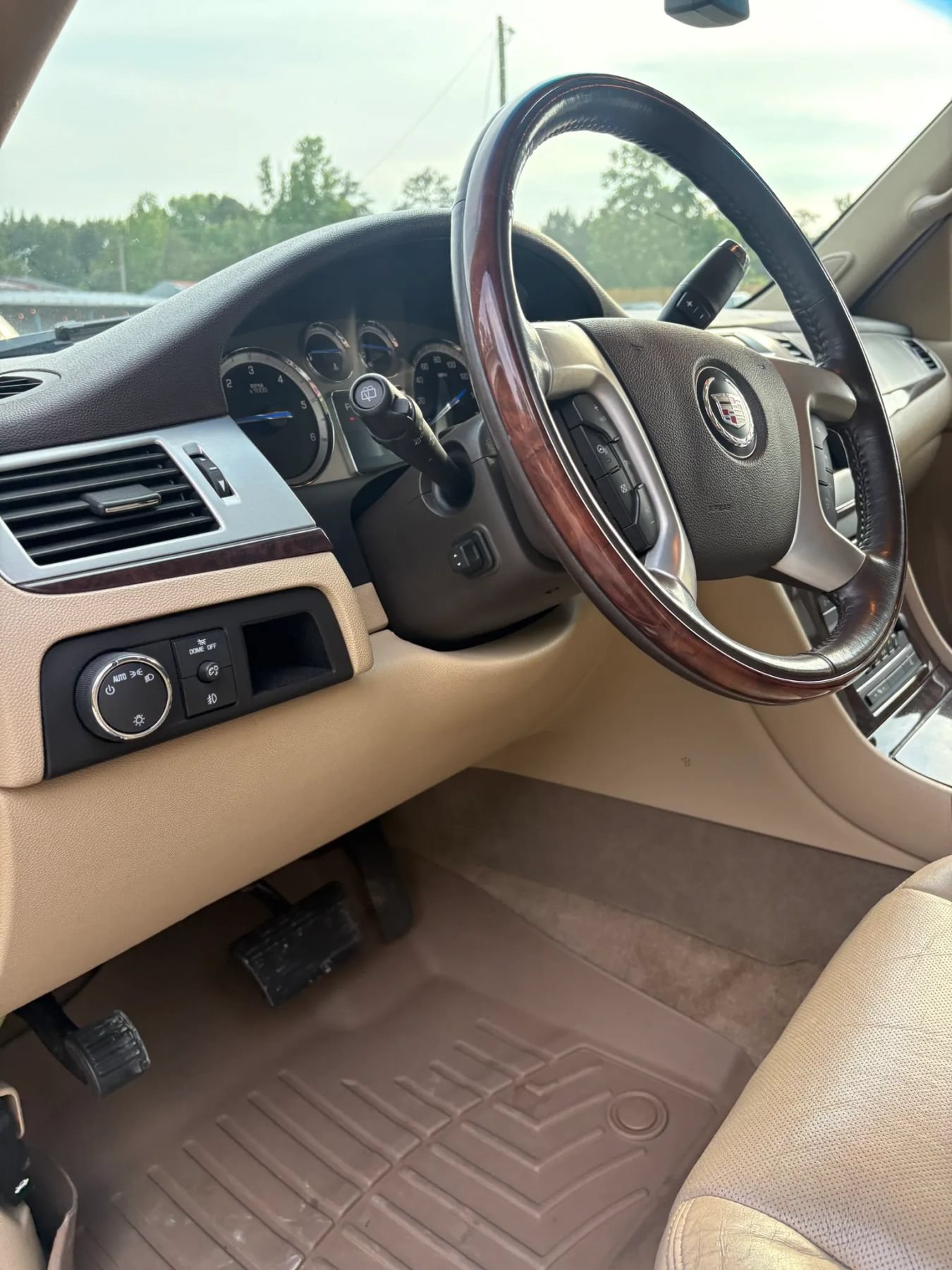 Used 2011 Cadillac Escalade Premium AWD/4WD image 14