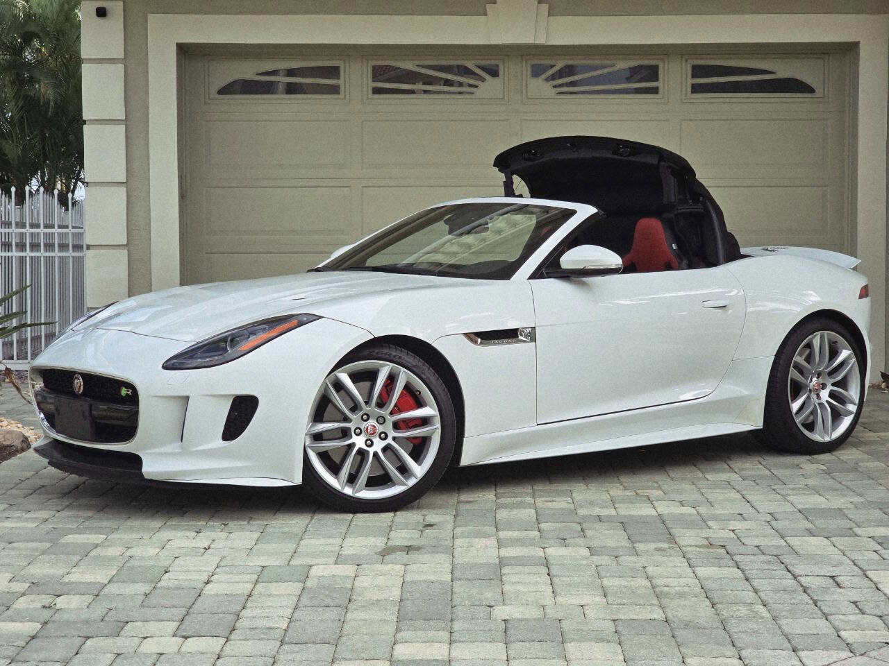 Used 2016 Jaguar F-TYPE R image 3