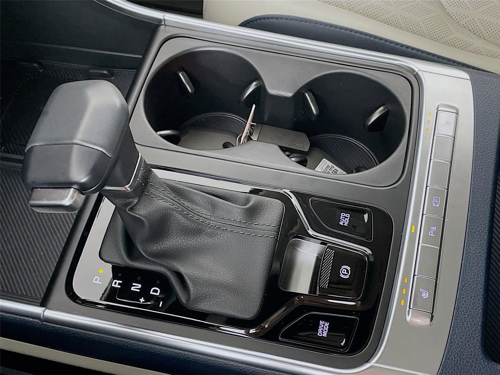 Used 2025 Kia Carnival EX image 20