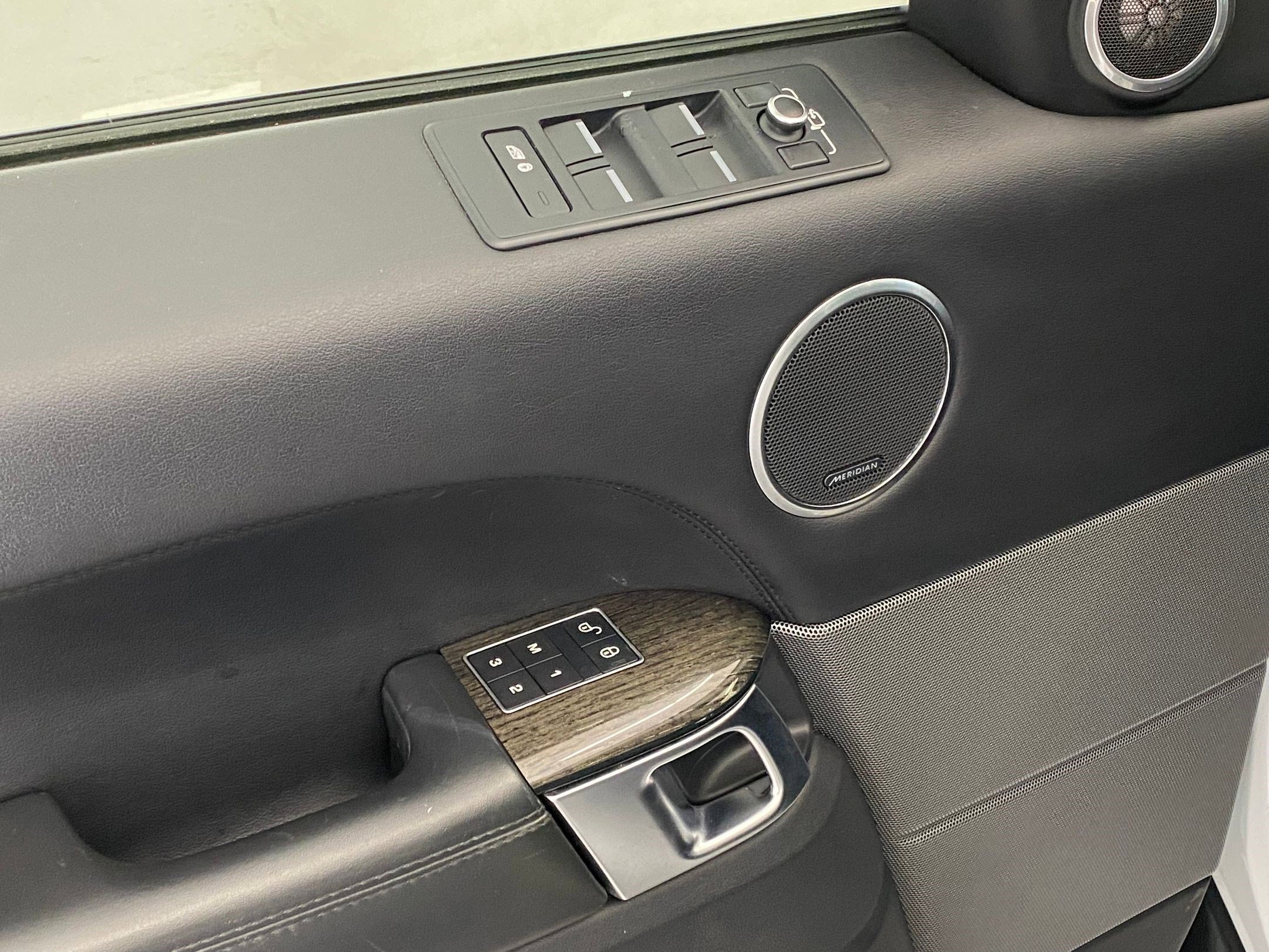 Used 2017 Land Rover Range Rover Sport HSE image 11