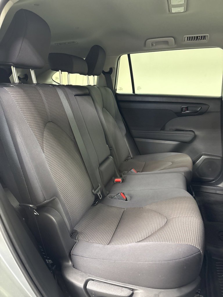 Used 2023 Toyota Highlander L image 39