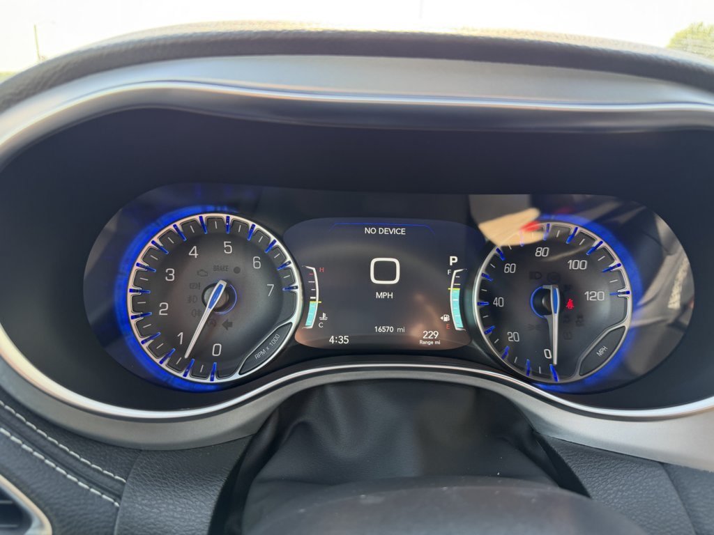Used 2026 Chrysler Pacifica Limited FWD image 18