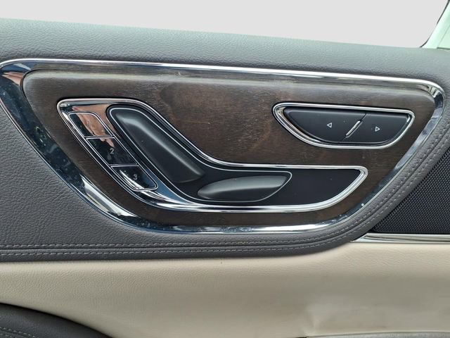 Used 2017 Lincoln Continental Premiere image 9