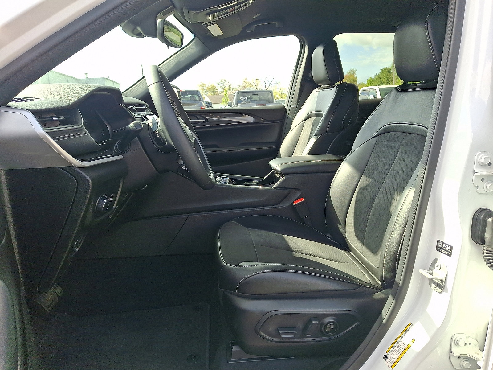 Used 2023 Jeep Grand Cherokee Altitude AWD/4WD image 13