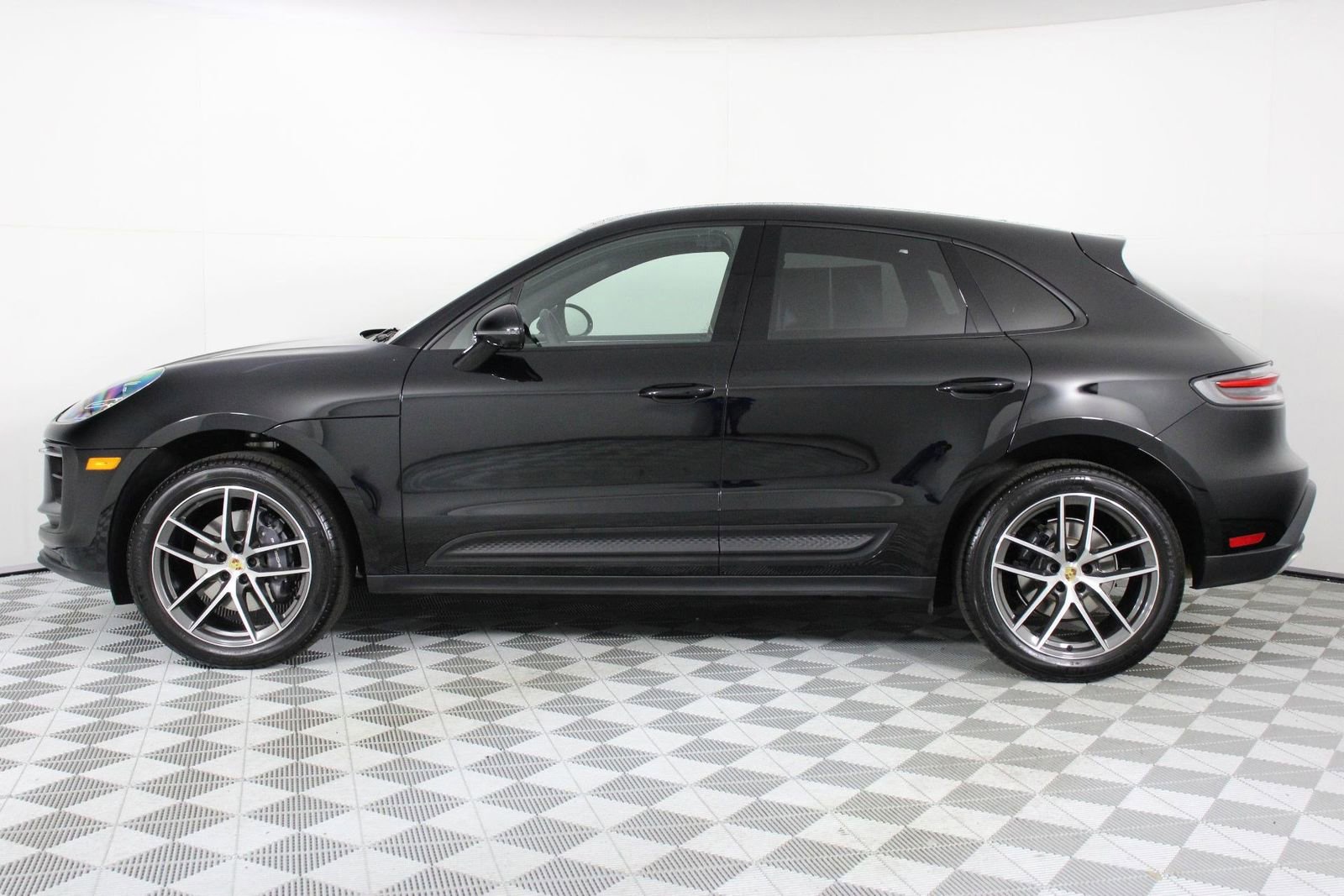 Certified 2025 Porsche Macan image 2