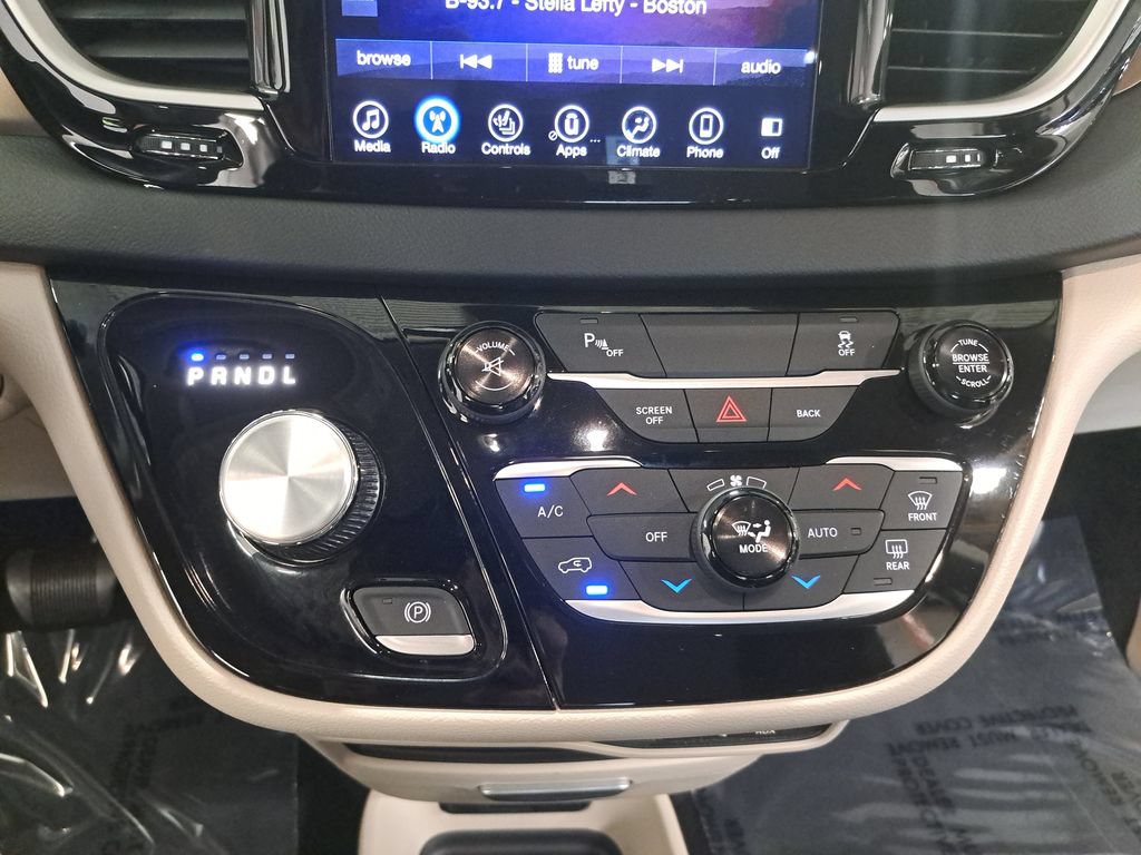 Used 2017 Chrysler Pacifica Touring-L FWD image 23