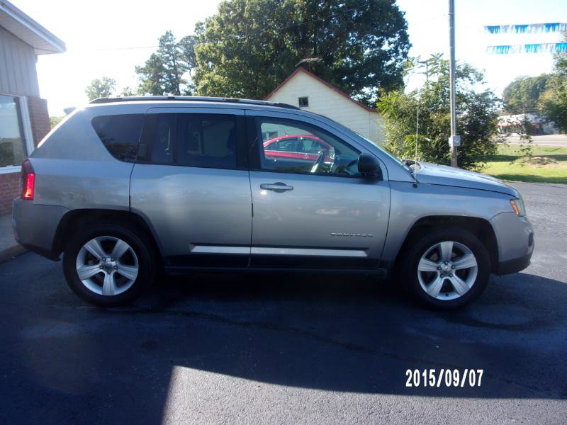Used 2016 Jeep Compass Latitude image 4