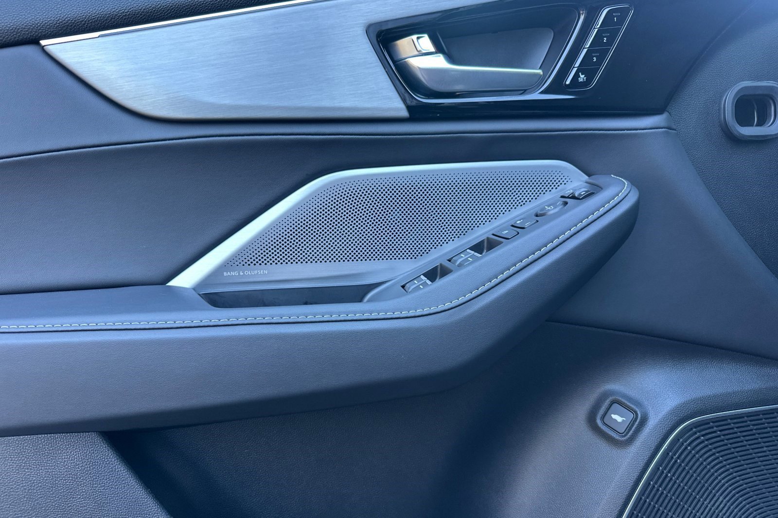 Certified 2025 Acura MDX FWD w/ Technology Package image 12