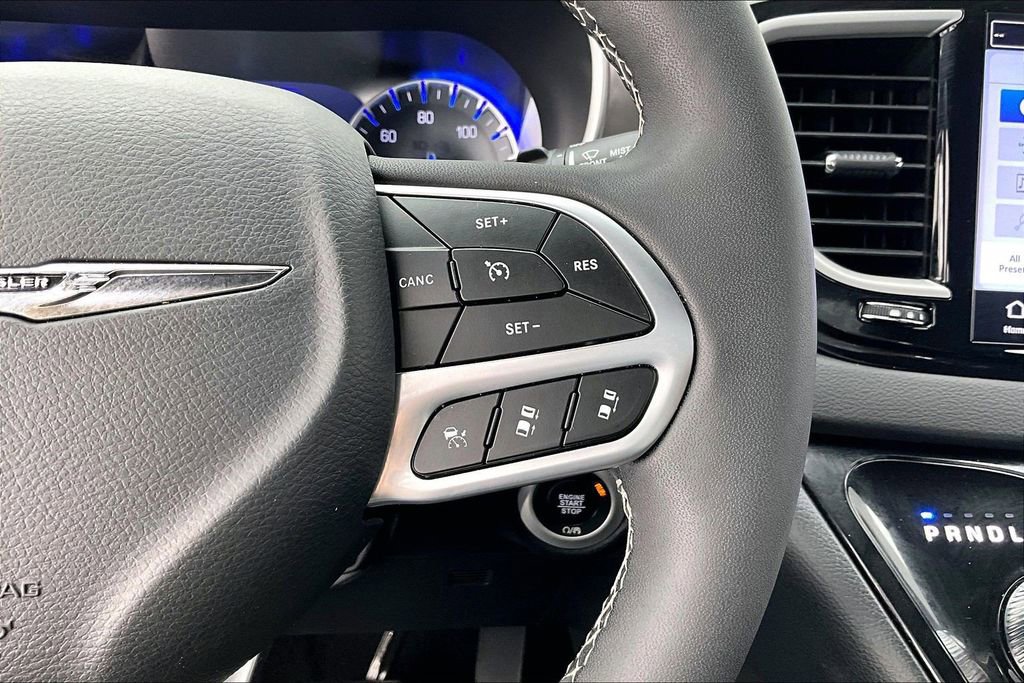 Used 2025 Chrysler Pacifica Select image 19