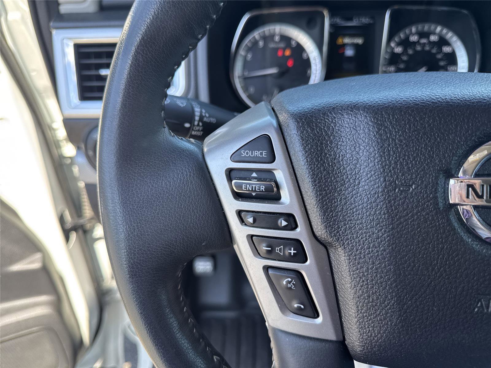 Used 2018 Nissan Titan PRO-4X w/ Pro-4x Convenience Package AWD/4WD image 21