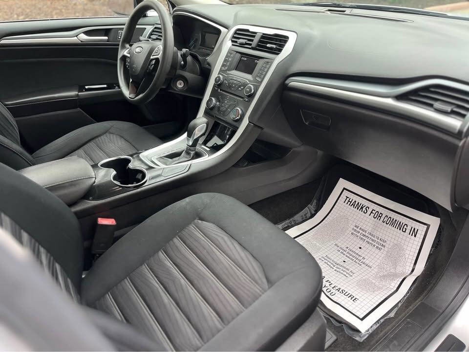 Used 2016 Ford Fusion SE image 2