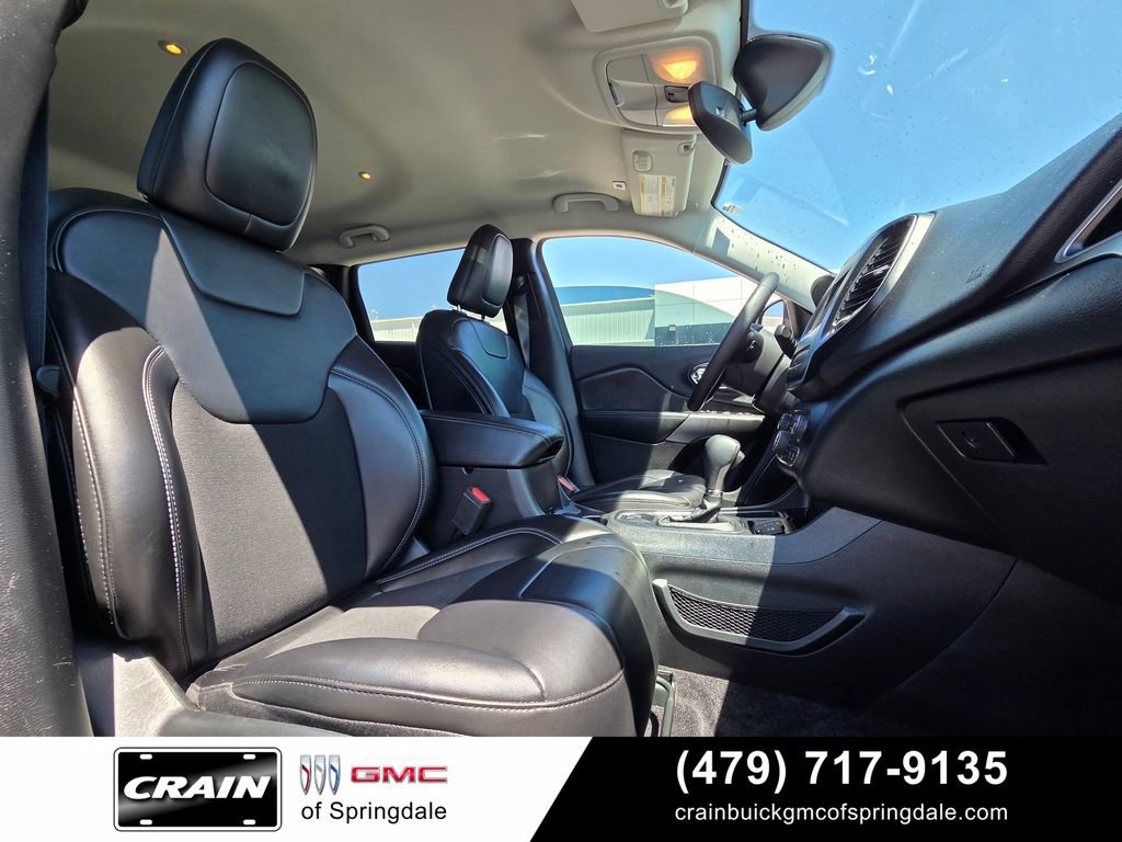 Used 2019 Jeep Cherokee Latitude Plus w/ Comfort/Convenience Group FWD image 27