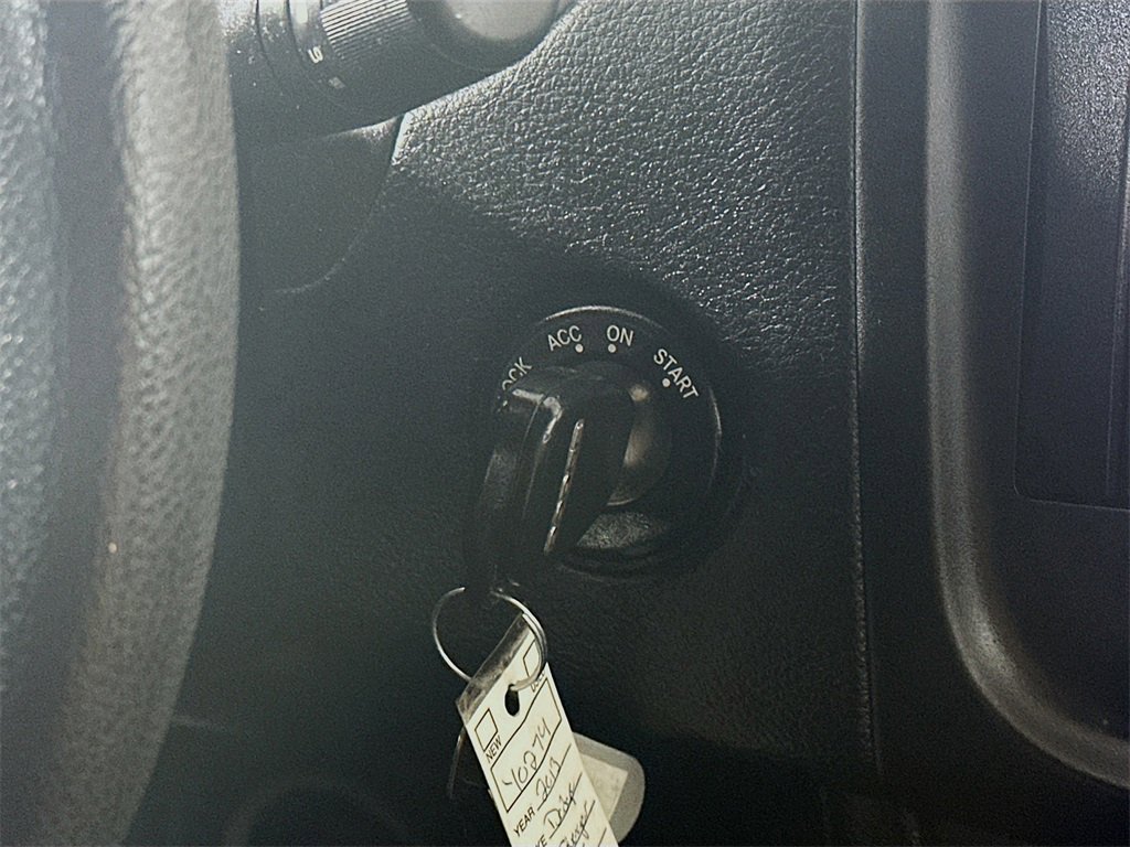 Used 2013 Dodge Avenger SE image 26