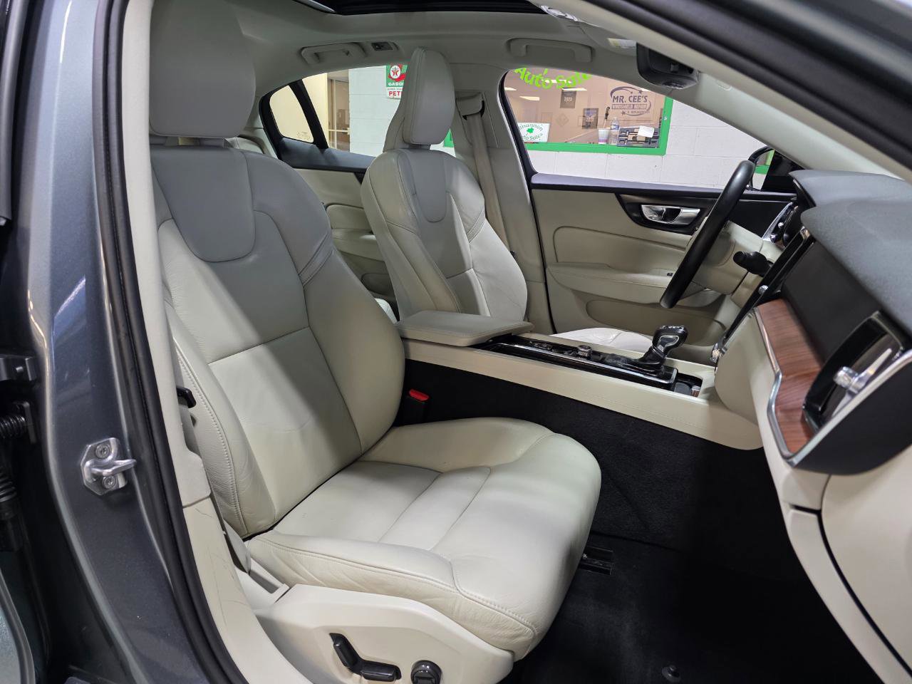 Used 2021 Volvo S60 T5 Momentum w/ Premium Package image 24