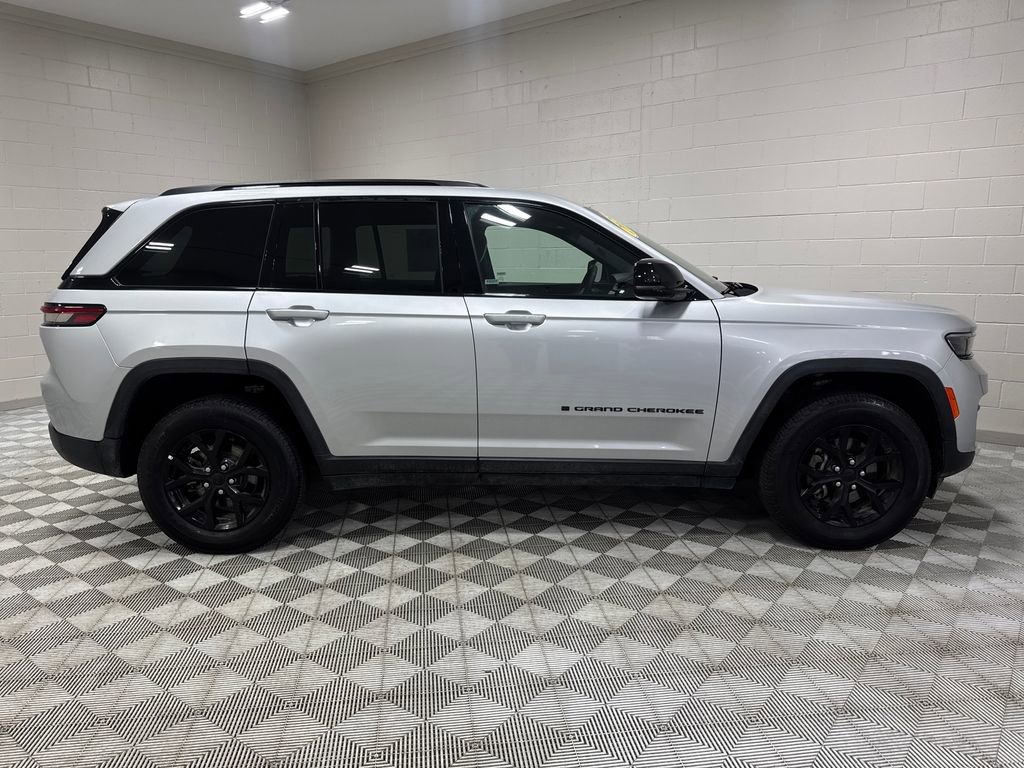 Used 2025 Jeep Grand Cherokee Altitude image 14
