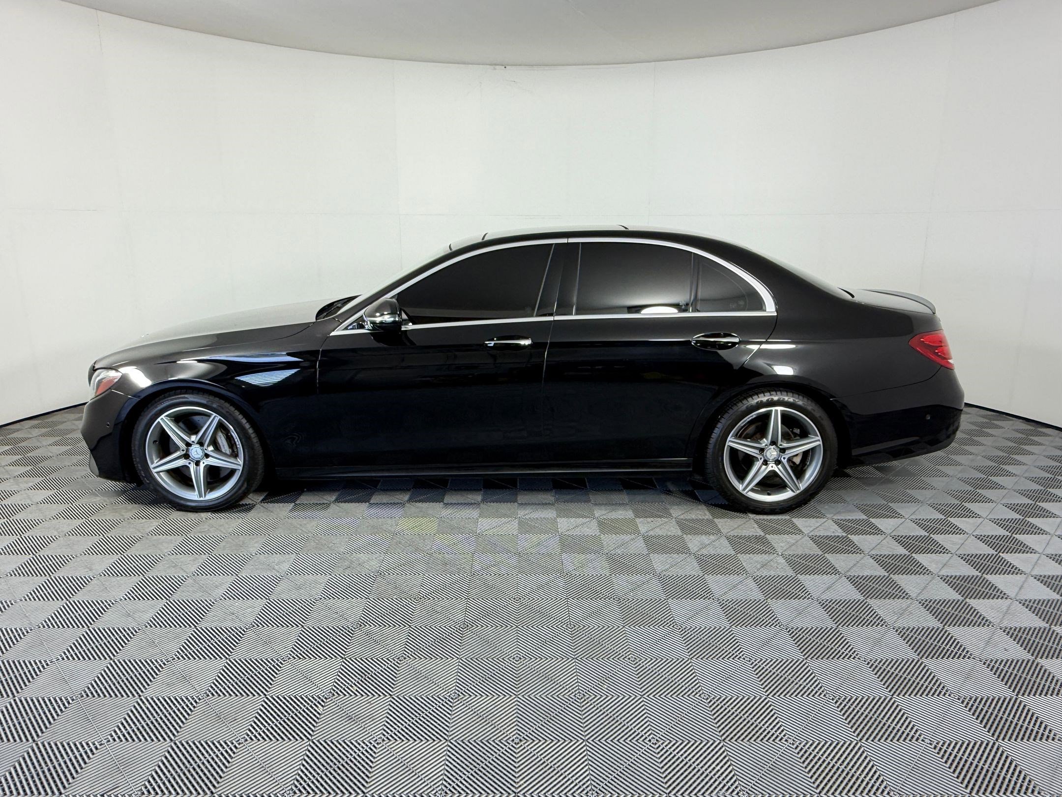 Used 2017 Mercedes-Benz E 300 4MATIC image 2