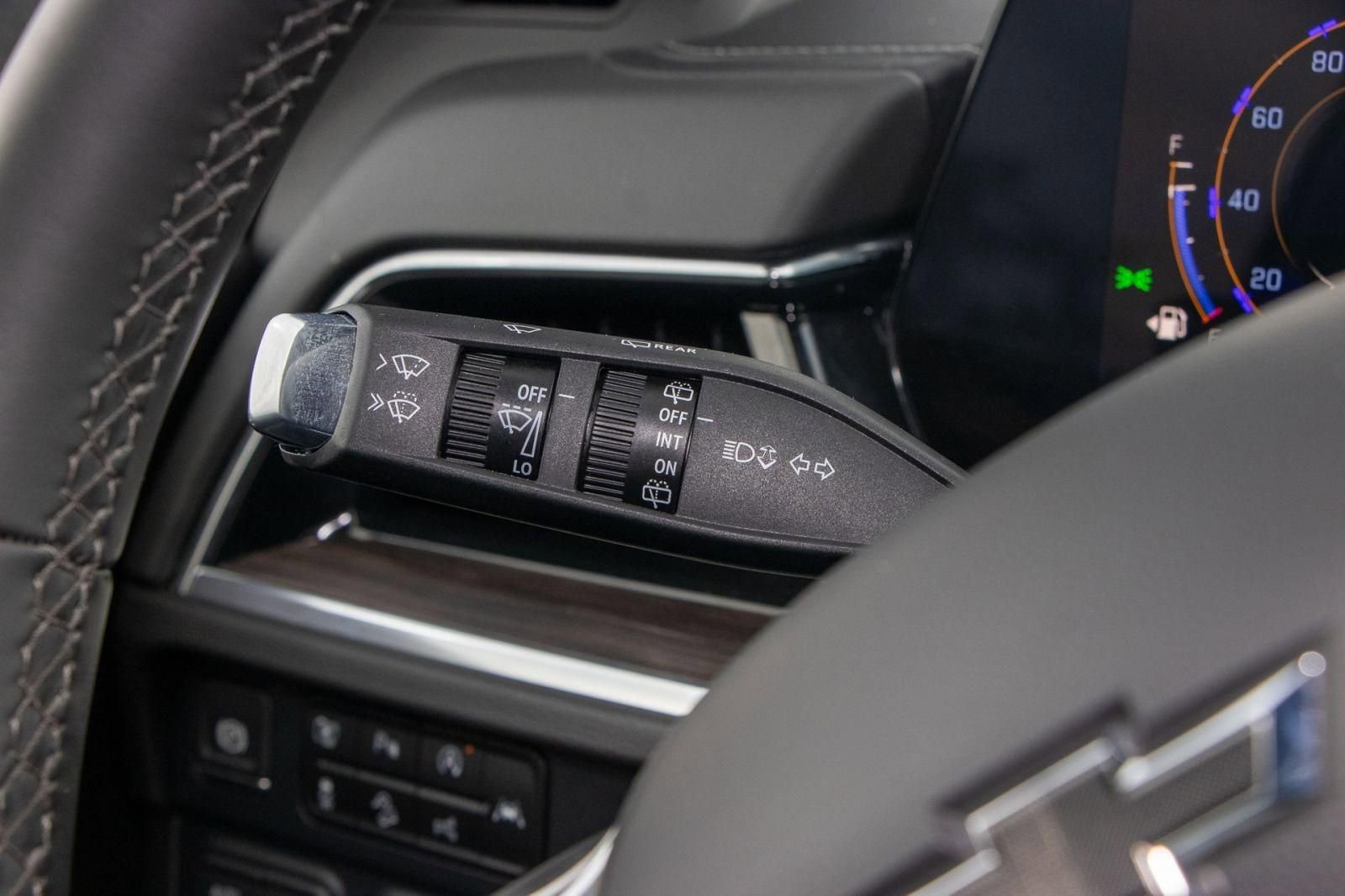 Used 2025 Chevrolet Suburban Z71 image 35