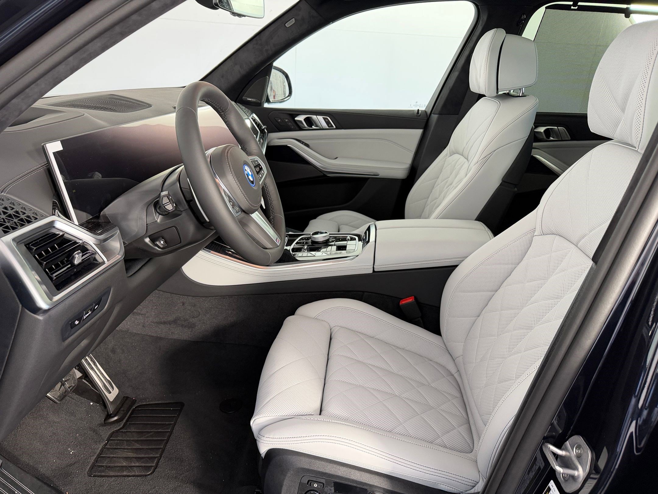 New 2026 BMW X5 xDrive50e w/ Executive Package image 5