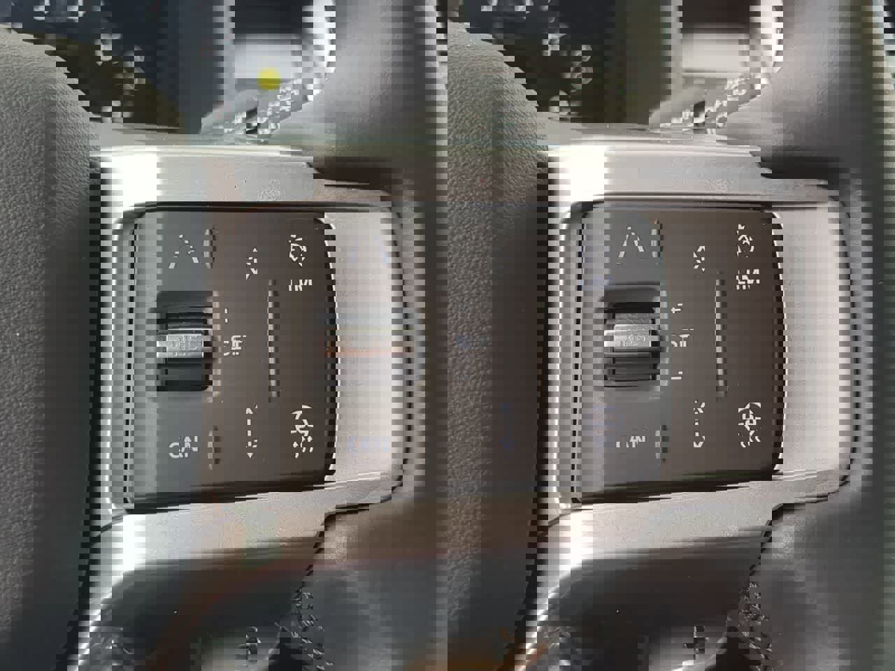 Used 2025 Land Rover Discovery Dynamic SE image 27