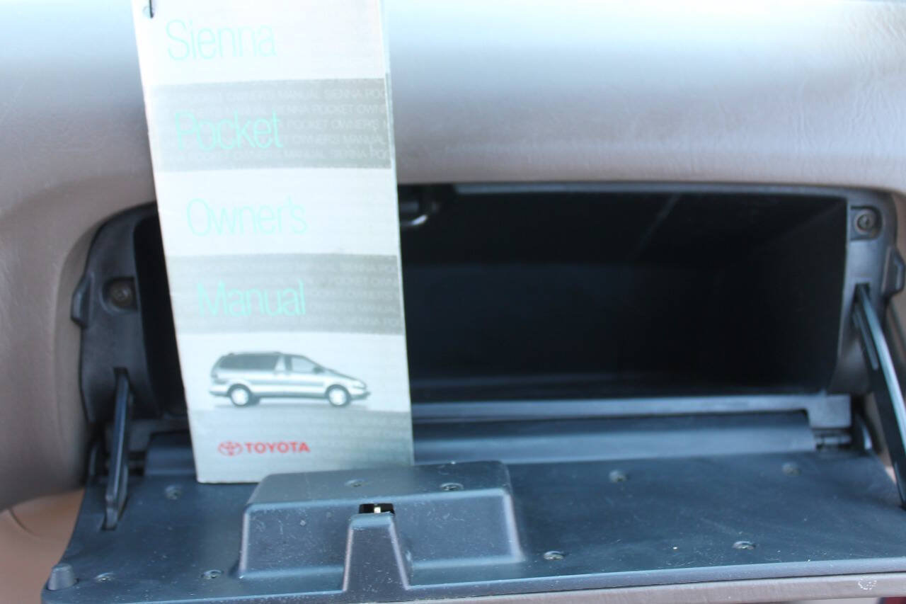 Used 1998 Toyota Sienna LE FWD image 40