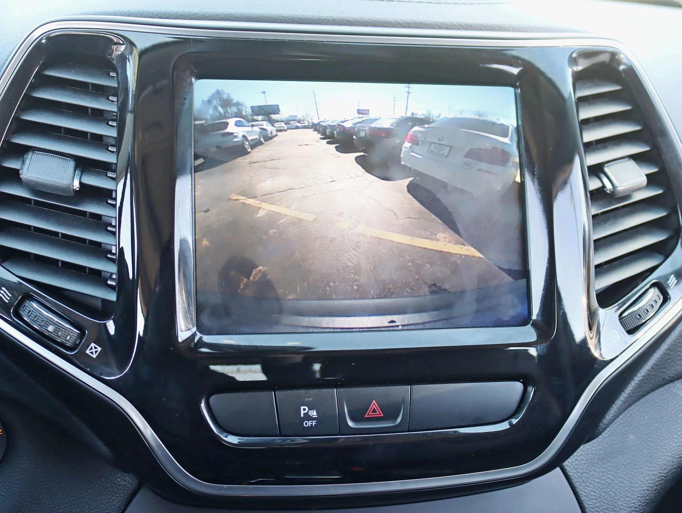 Used 2019 Jeep Cherokee Limited image 23