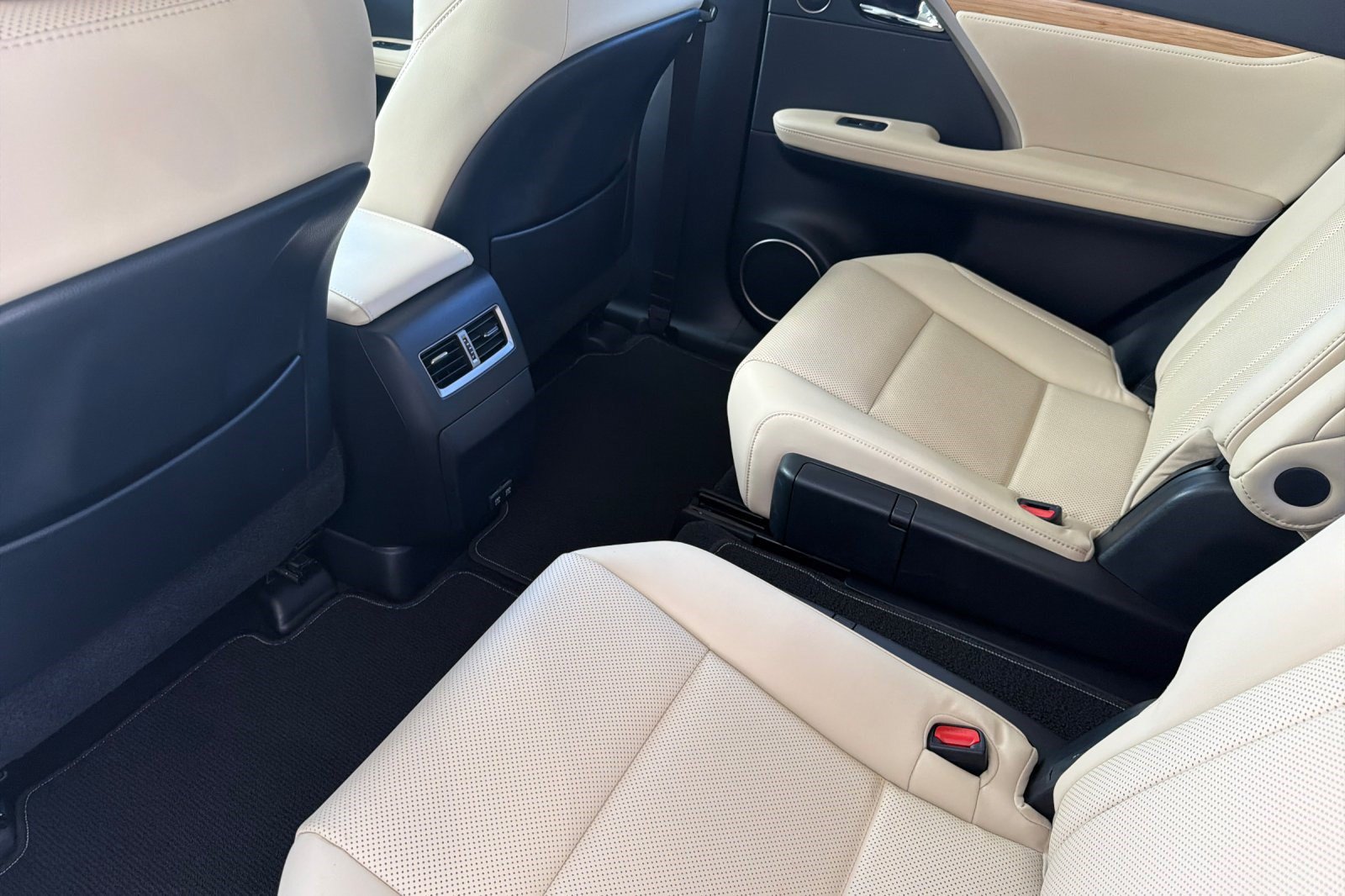 Certified 2022 Lexus RX 450hL AWD w/ Premium Package image 15