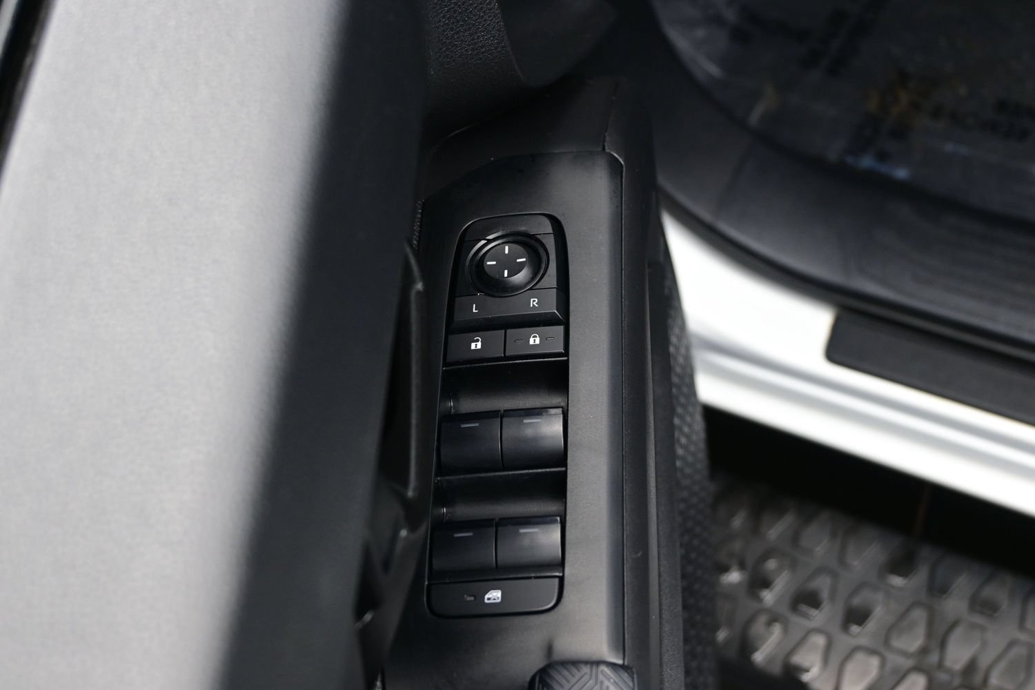 Used 2025 Toyota Tacoma SR5 AWD/4WD image 10
