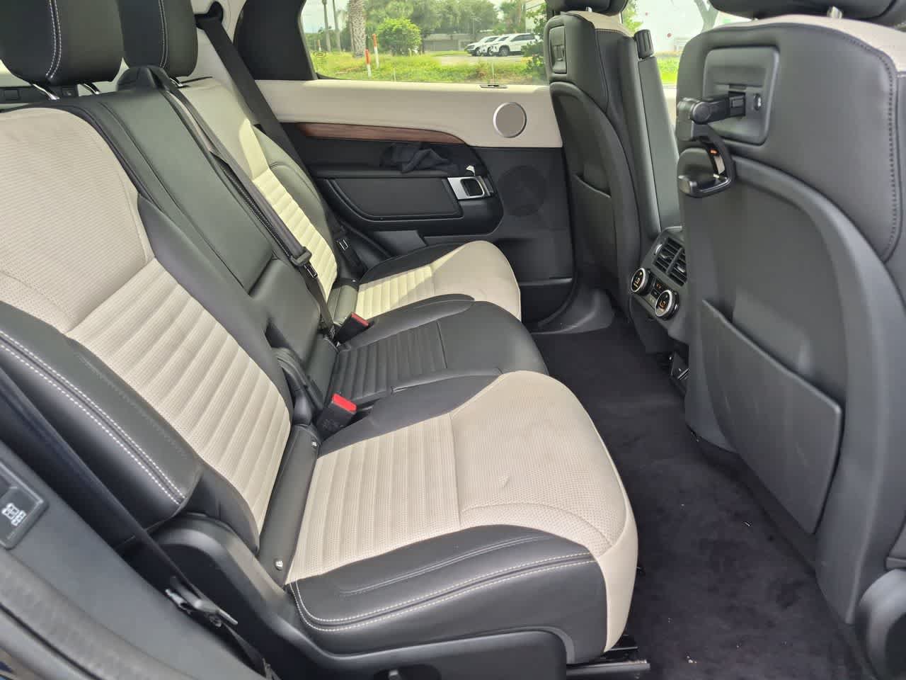Certified 2025 Land Rover Discovery Dynamic SE AWD/4WD image 21