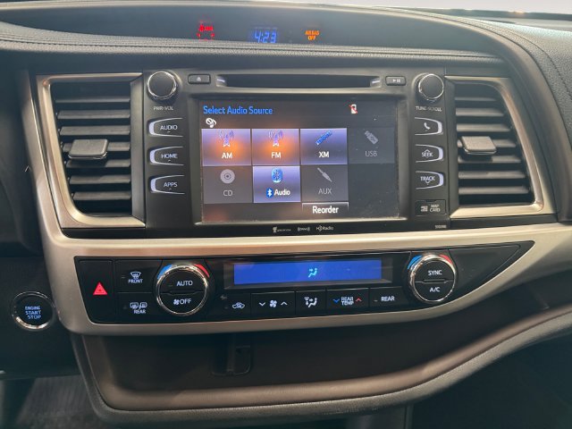 Used 2019 Toyota Highlander XLE AWD/4WD image 3