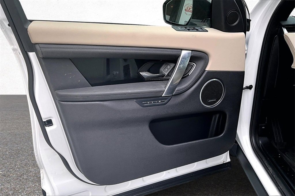 Used 2023 Land Rover Discovery Sport SE image 19