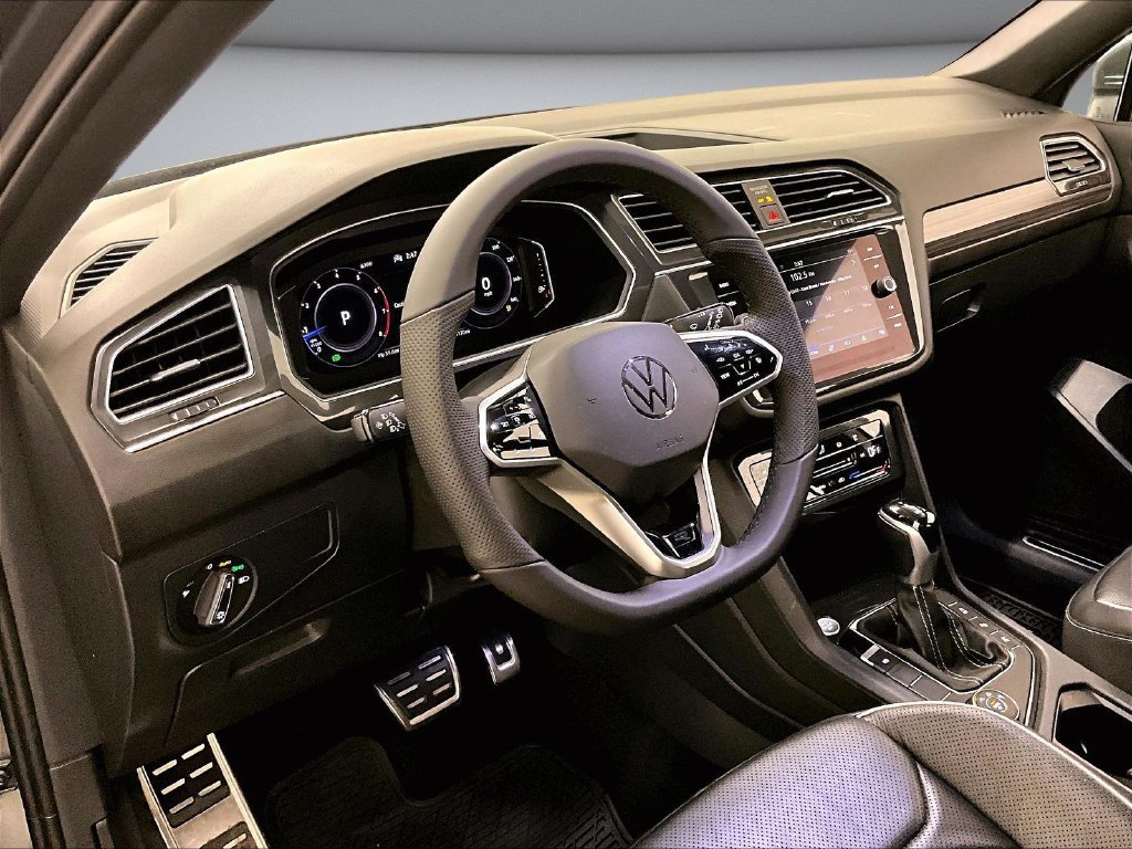 Used 2022 Volkswagen Tiguan SEL R-Line AWD/4WD image 16
