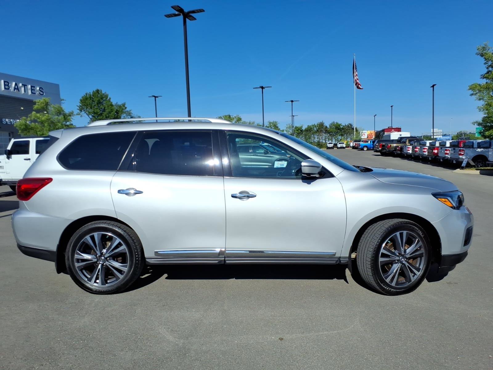 Used 2017 Nissan Pathfinder Platinum w/ Family Entertainment Package AWD/4WD image 2