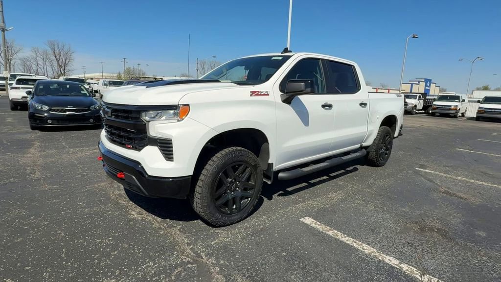 Used 2025 Chevrolet Silverado 1500 LT Trail Boss w/ Convenience Package II AWD/4WD image 4