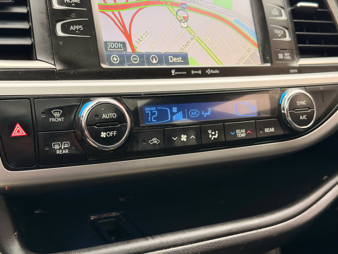 Used 2017 Toyota Highlander SE w/ Carpet Mat Package image 32