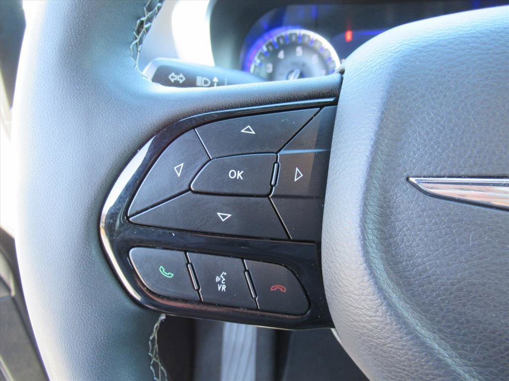 Used 2025 Chrysler Pacifica Limited image 16