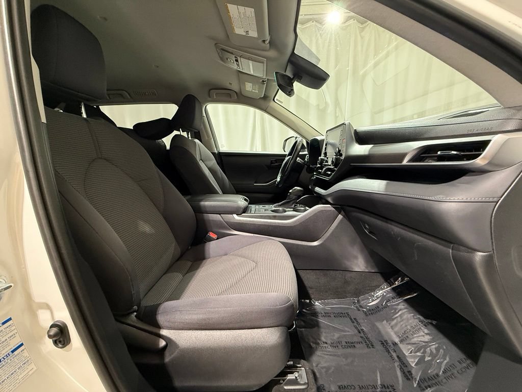 Used 2021 Toyota Highlander LE AWD/4WD image 22