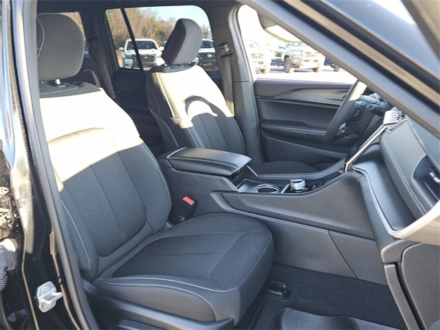 Used 2025 Jeep Grand Cherokee Laredo image 16