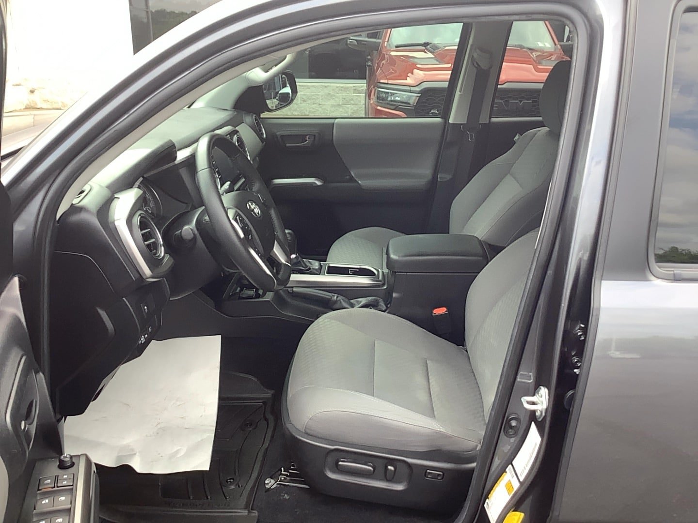 Used 2022 Toyota Tacoma SR5 AWD/4WD image 9