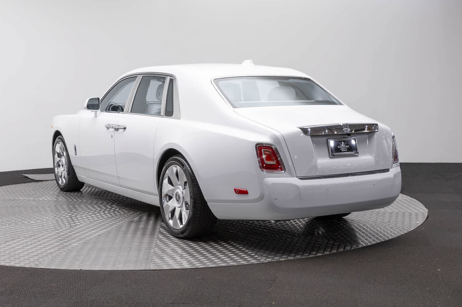 New 2027 Rolls-Royce Phantom Sedan RWD image 4