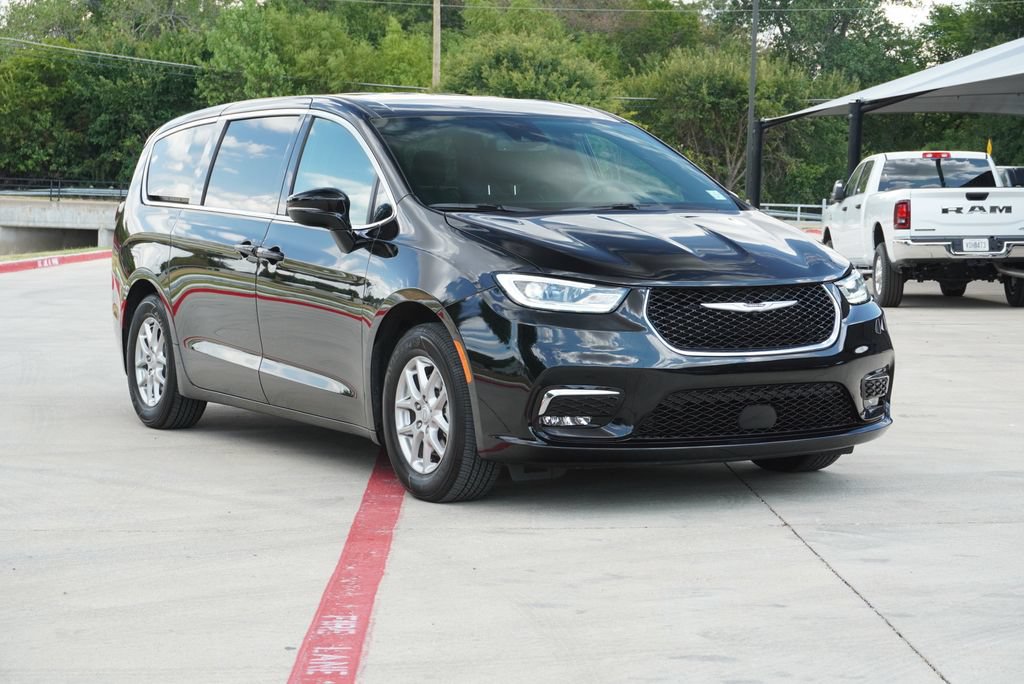 Used 2026 Chrysler Pacifica Select FWD image 7