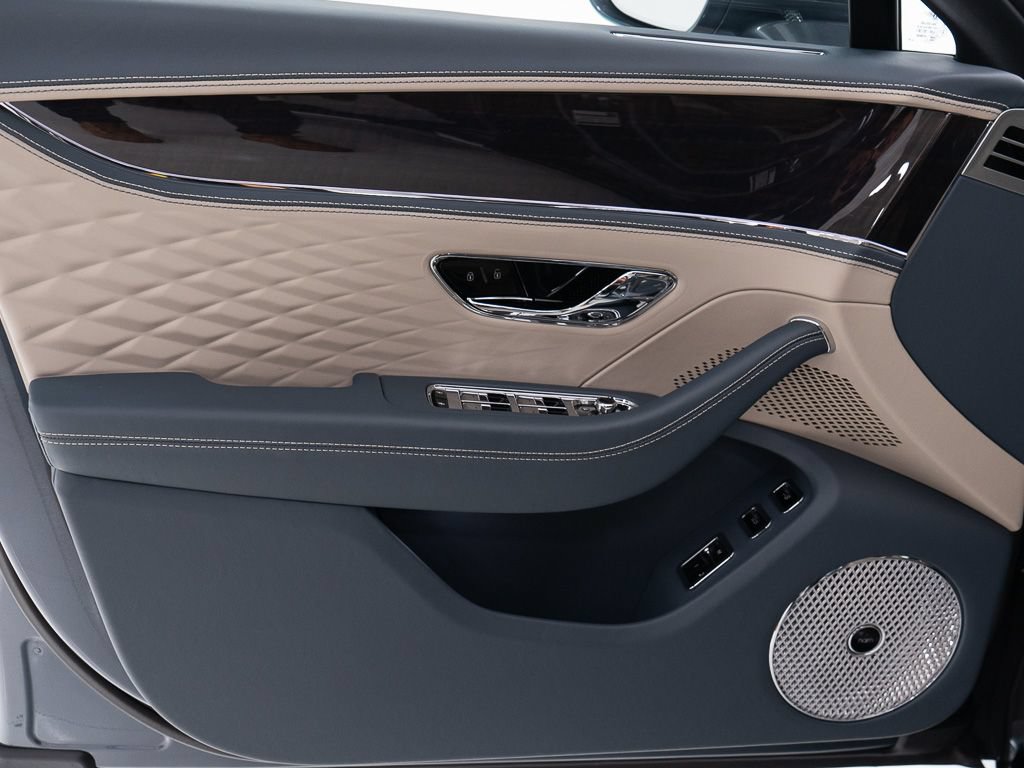 Used 2026 Bentley Flying Spur Plug-In Hybrid AWD/4WD image 11